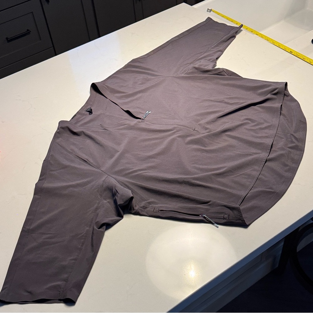 Lululemon Top/ Shirt *lululemon lab
Gray zip up sz large
Excellent Condition